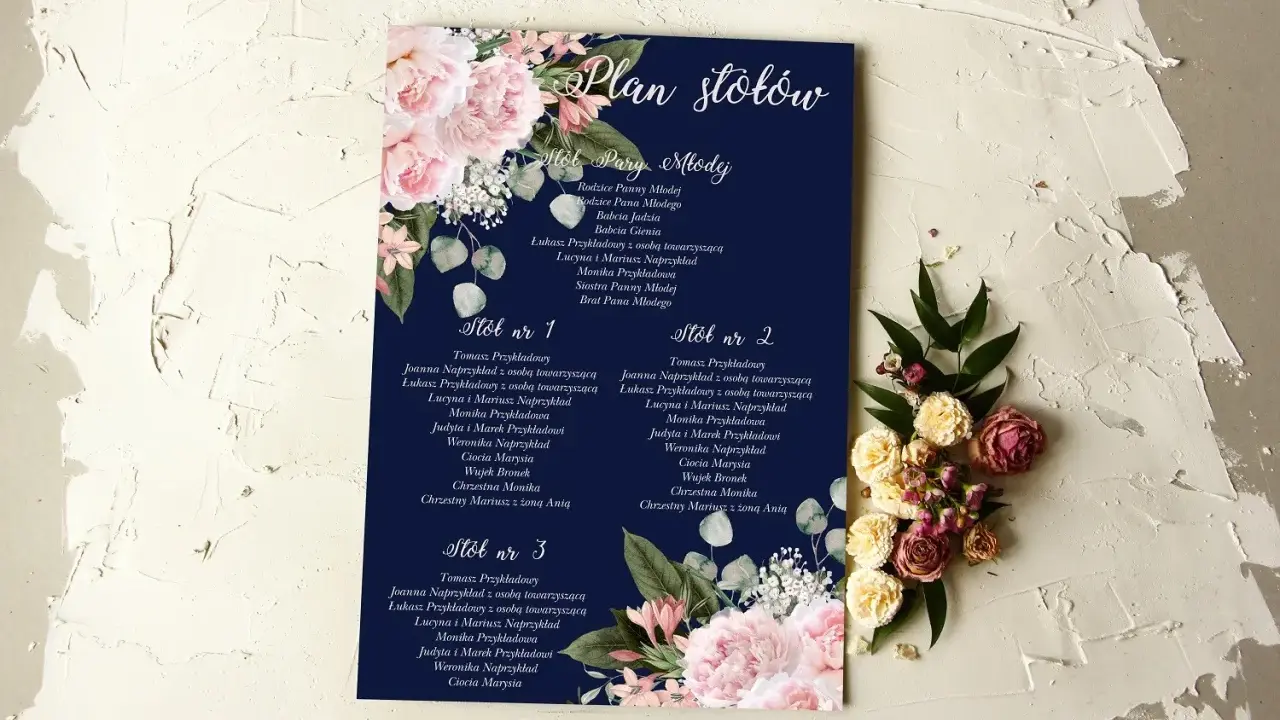 Plan stołów weselnych z listą gości. Dekoracja kwiatowa dodaje elegancji.
