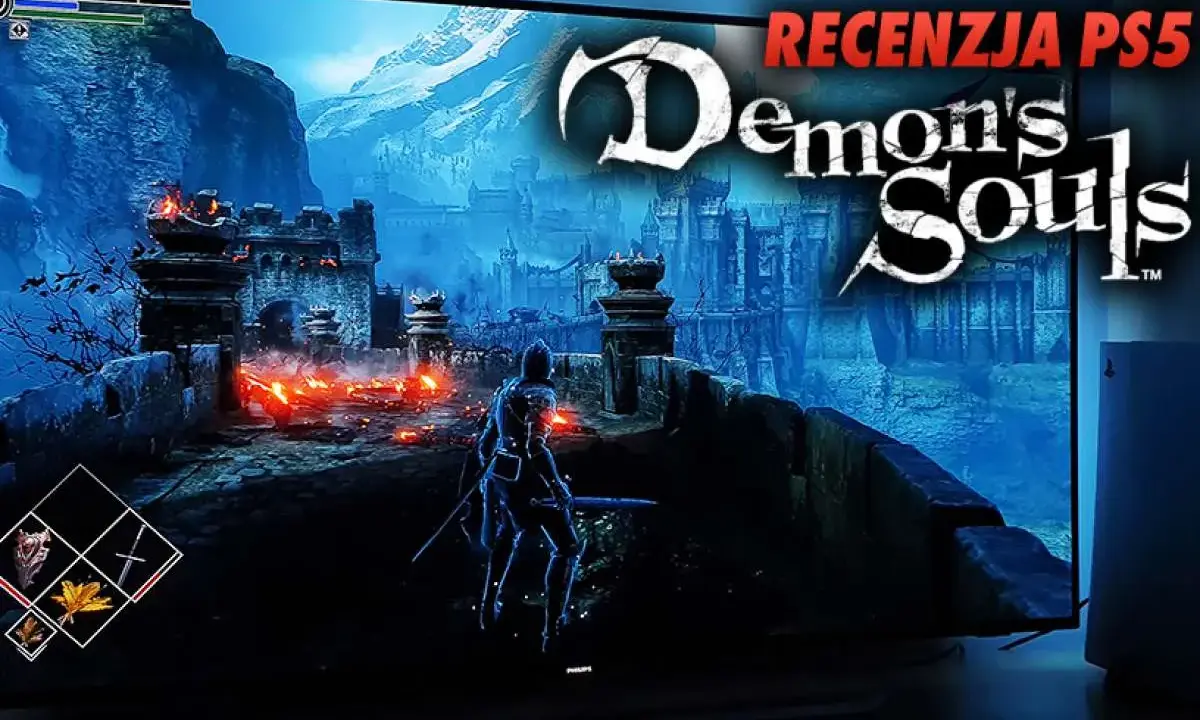 Rycerz w zbroi na moście przed zamkiem, płomienie i góry w tle. Napis "Demon's Souls" i "Recenzja PS5".