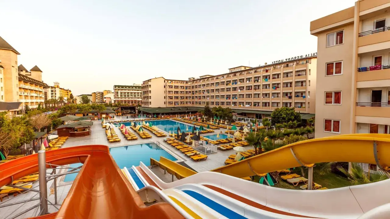 Xeno Eftalia Resort: baseny, zjeżdżalnie wodne i leżaki czekają na gości.