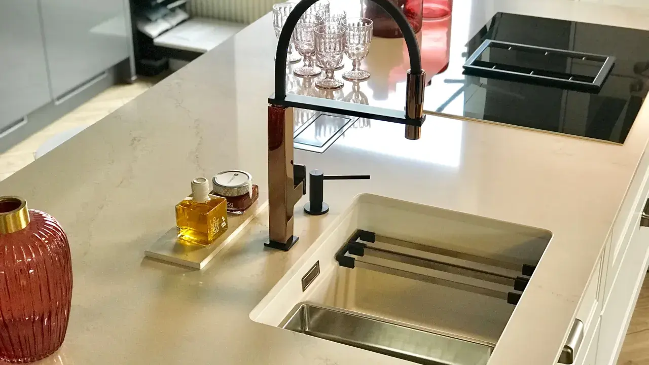 Blat z konglomeratu kwarcowego z widocznymi żyłkami, imitującymi naturalny kamień. Wady materiału są subtelne, dodając mu charakteru.