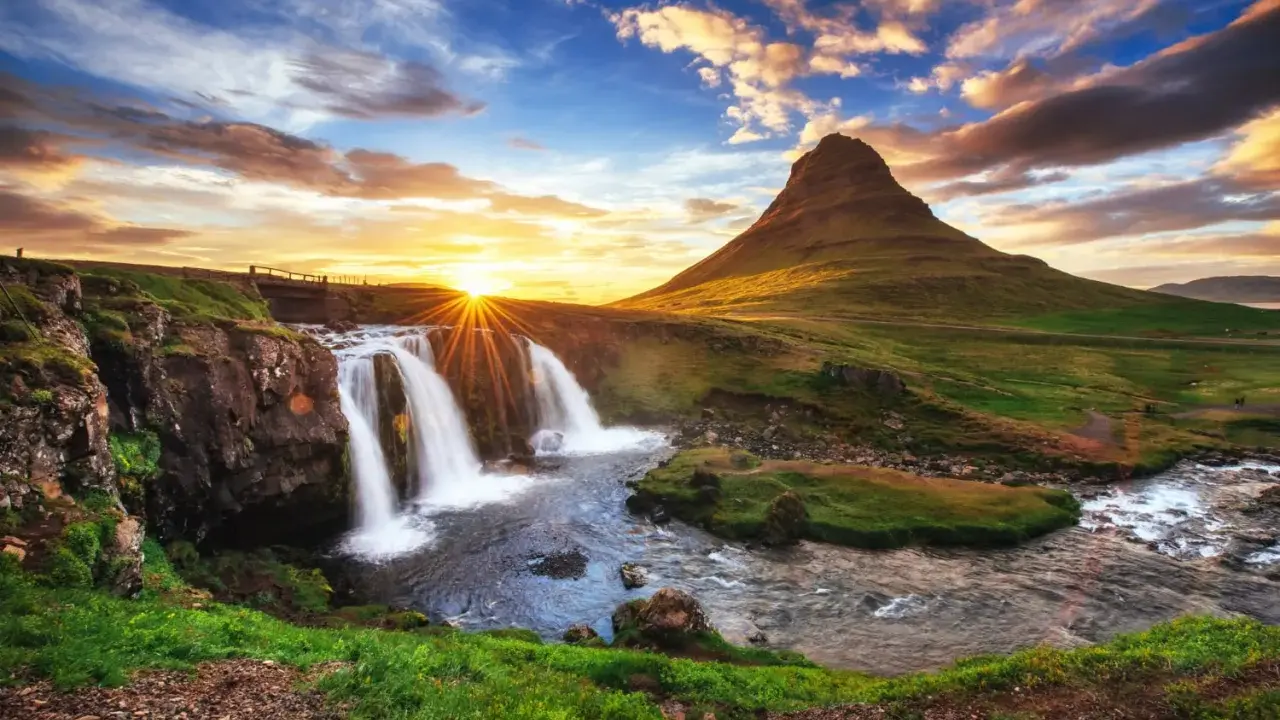 Cascata islandese al tramonto, un dialogo tra la natura e l'anima di un islandese in analisi.