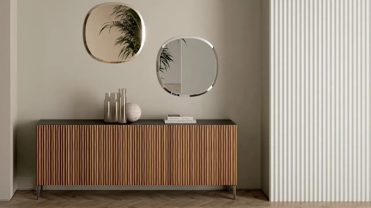 Come arredare una madia moderna: due specchi ovali e vasi decorativi creano un punto focale elegante.