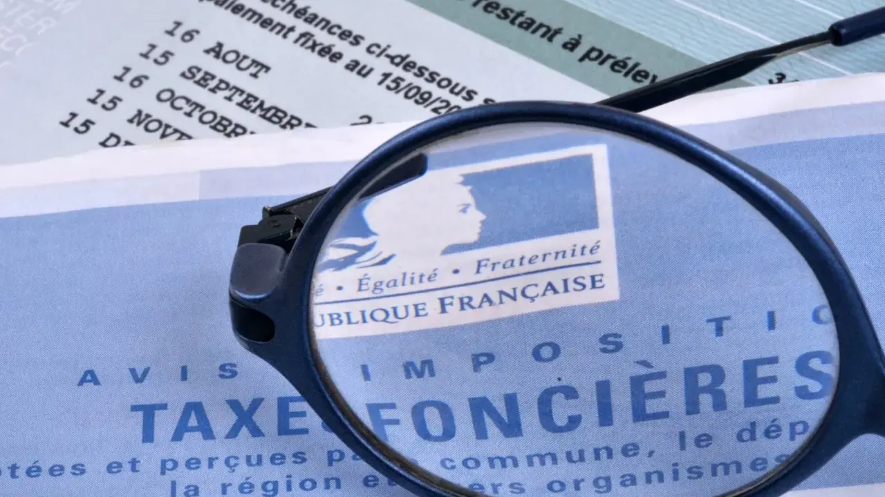 Loupe sur un avis de taxe foncière par commune. Le document mentionne "République Française" et des dates d'échéances.