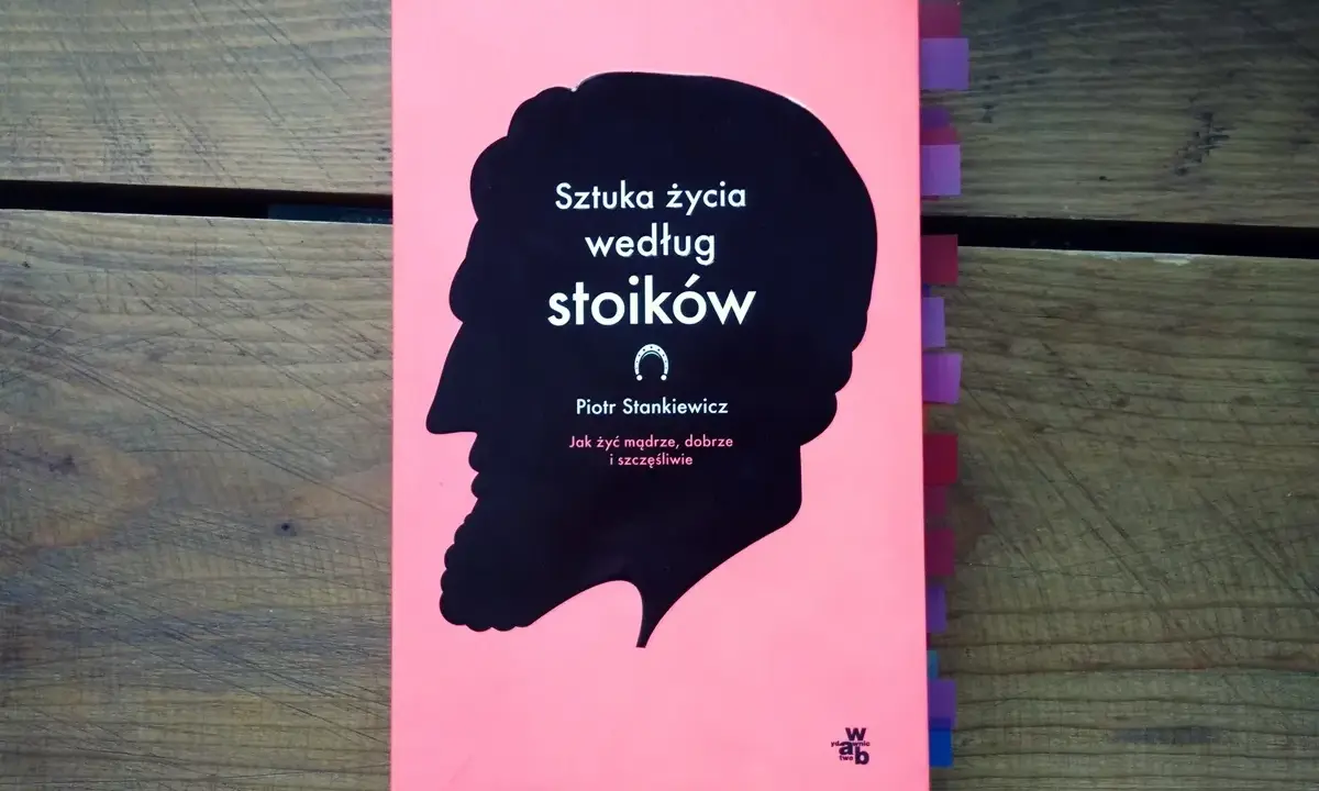 Okładka książki "Sztuka życia według stoików" Piotra Stankiewicza. Stylizowany profil męskiej głowy na różowym tle.