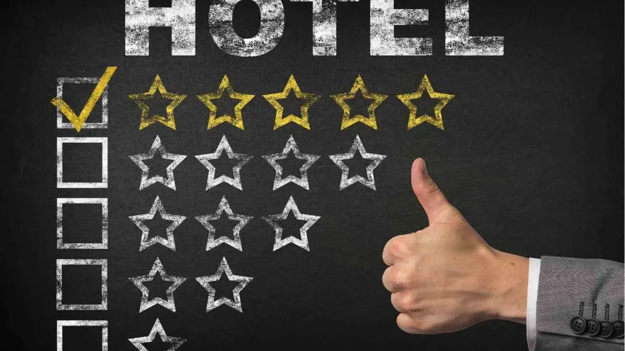 Ocena hotelu: zaznaczony pierwszy kwadrat, 2 złote gwiazdki. Kciuk w górę. Hotele od 16 lat to świetny wybór!