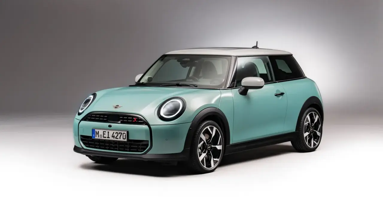 Turkusowy Mini Cooper z białym dachem. Stylowy wygląd i sportowe detale, idealny do miasta. Sprawdź mini cooper dane techniczne!