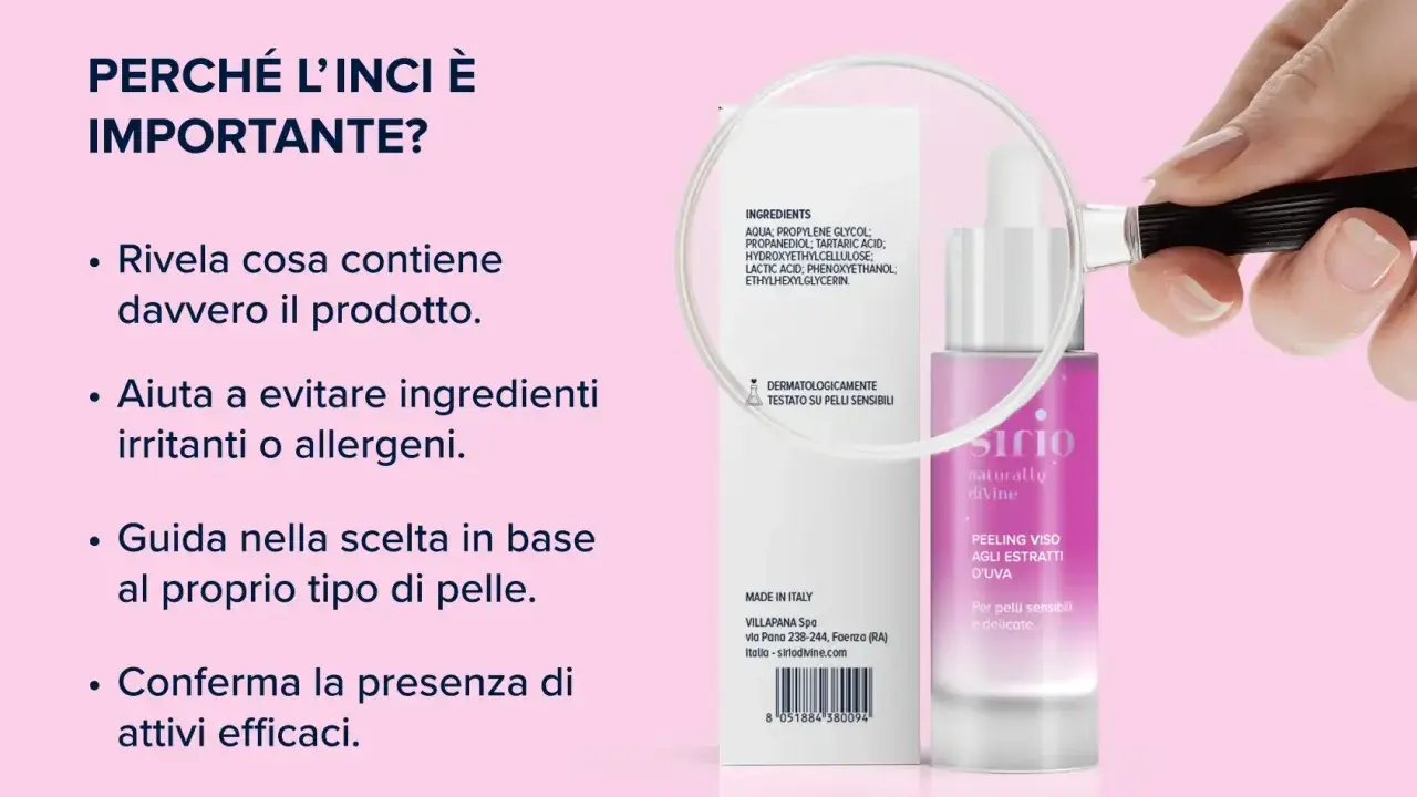 Lente d'ingrandimento su ingredienti di cosmetici fermentati, evidenziando la trasparenza e la scelta consapevole.