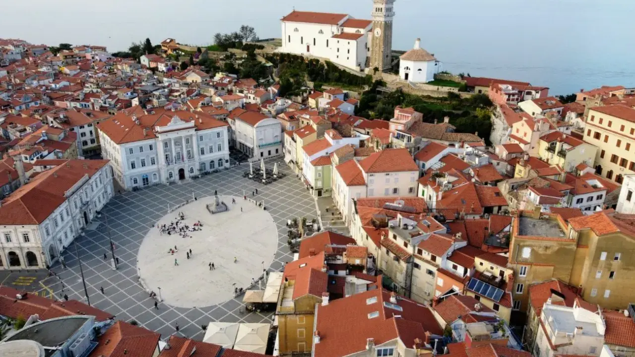 Luftaufnahme der Piran Altstadt mit dem Tartiniplatz und der Kirche St. Georg am Meer.