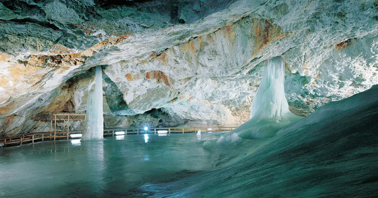 Lodowe cuda w jaskiniach Słowacja przy granicy. Stalaktyty i stalagmity lodowe w podziemnym świecie.