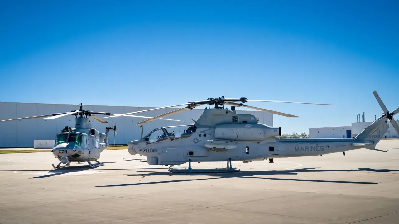 Zwei Marine-Hubschrauber, ein AH-1Z Viper und ein Bell UH-1Y Venom, stehen auf dem Flugplatz.