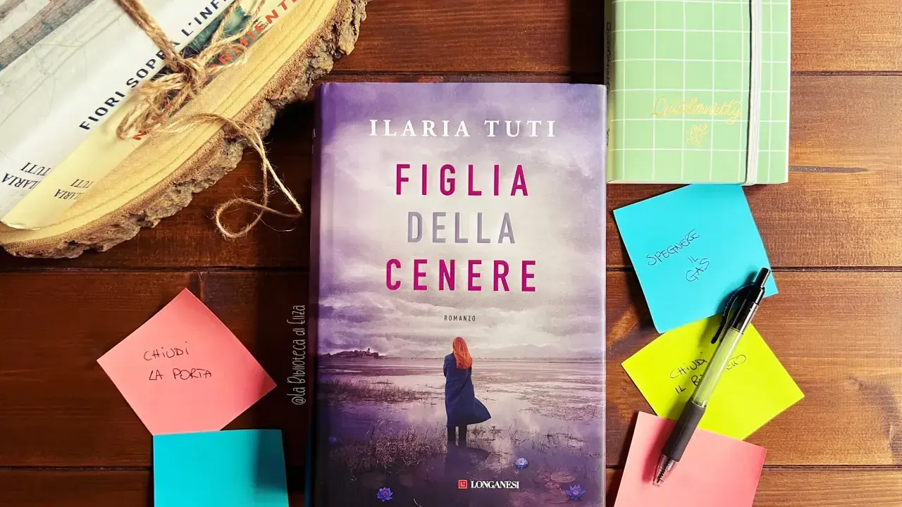 Libro "Figlia della cenere" di Ilaria Tuti, con post-it e agenda. La trama del libro è avvolta da un'atmosfera misteriosa.