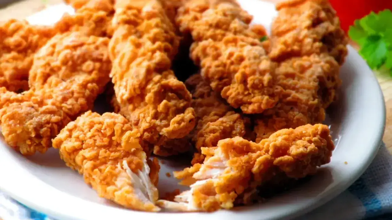 Chrupiące kawałki kurczaka w panierce jak z KFC, z oryginalnym przepisem. Idealne na przekąskę.