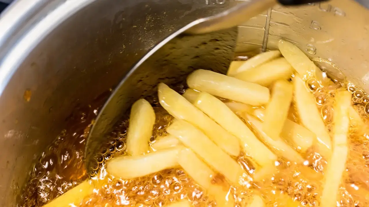 Idealna temperatura do smażenia frytek? Sekrety chrupkości!