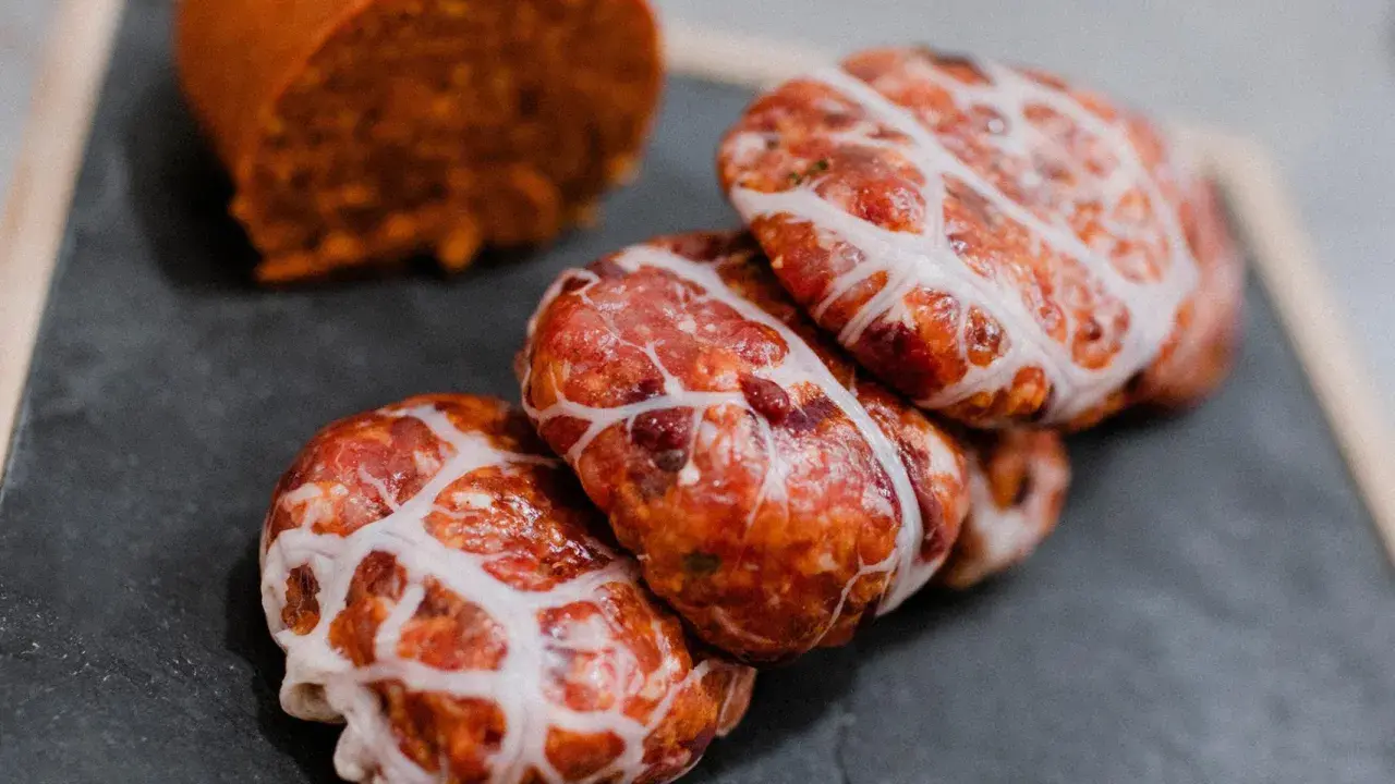 Figatells, unas deliciosas salchichas mallorquinas, listas para cocinar.