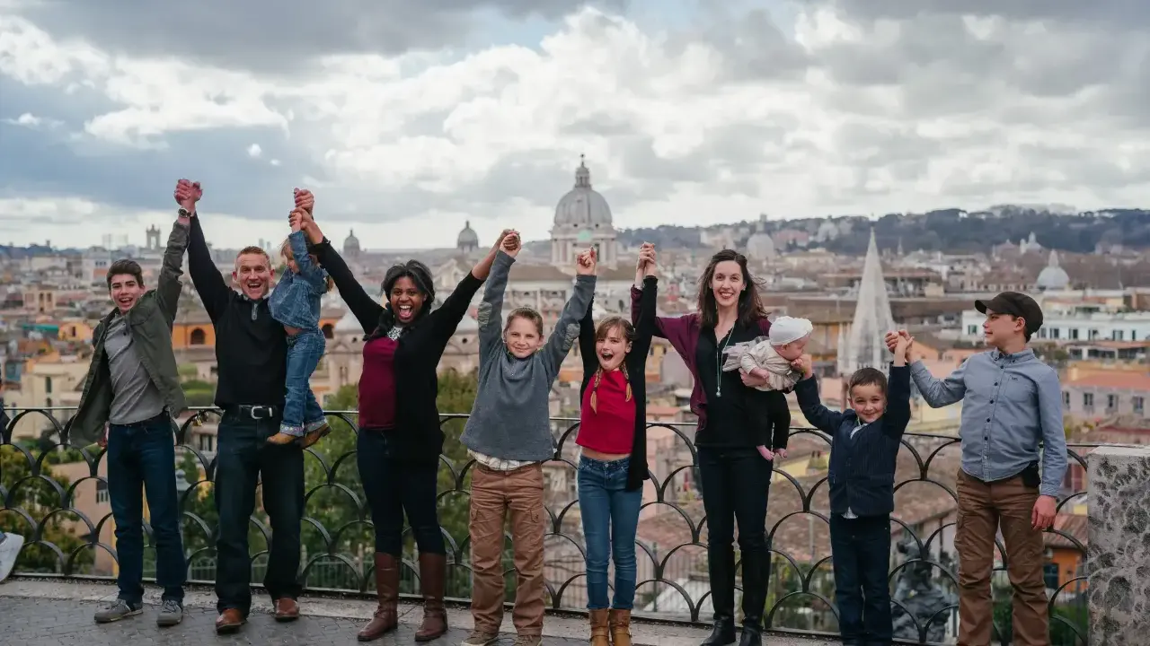 Familia feliz en Roma con niños, celebrando un viaje inolvidable.
