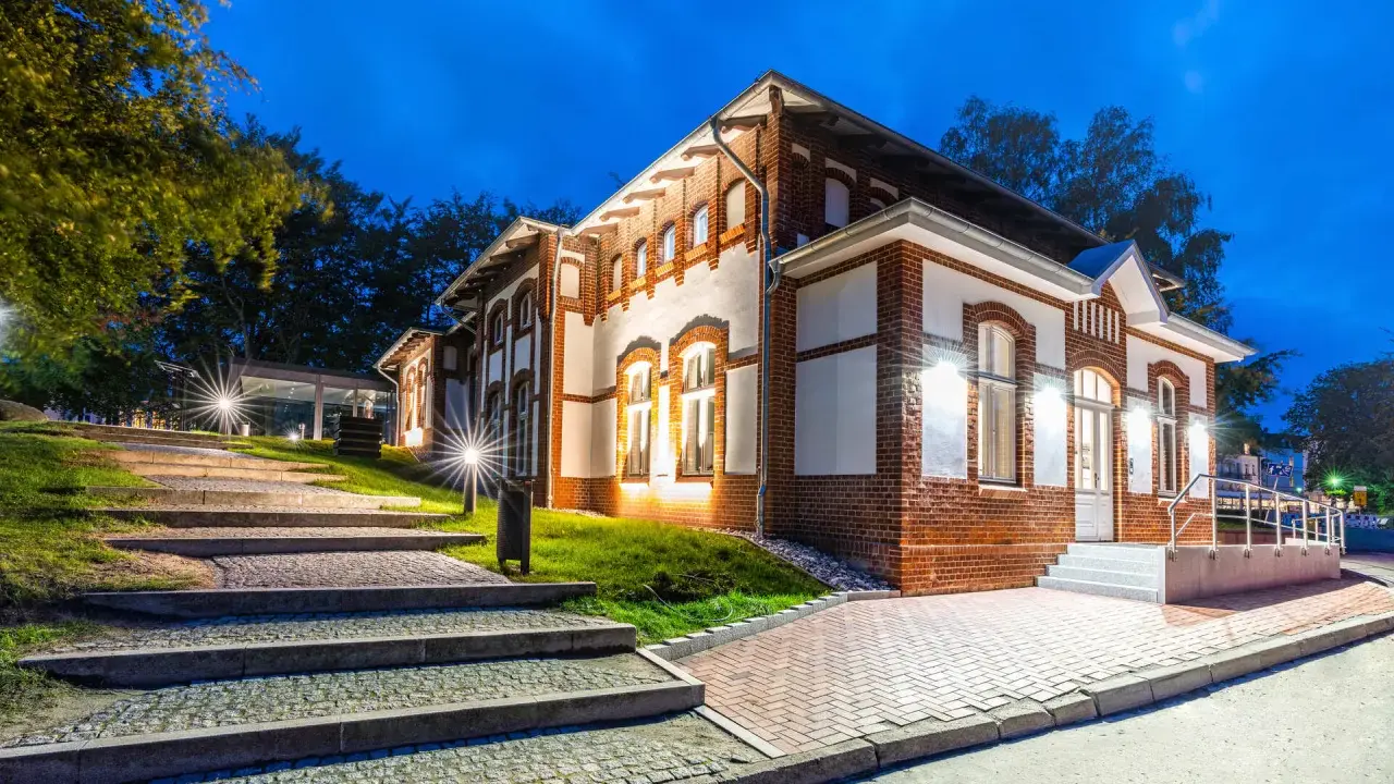 Ziegelgebäude mit Treppen und Lichtern bei Nacht