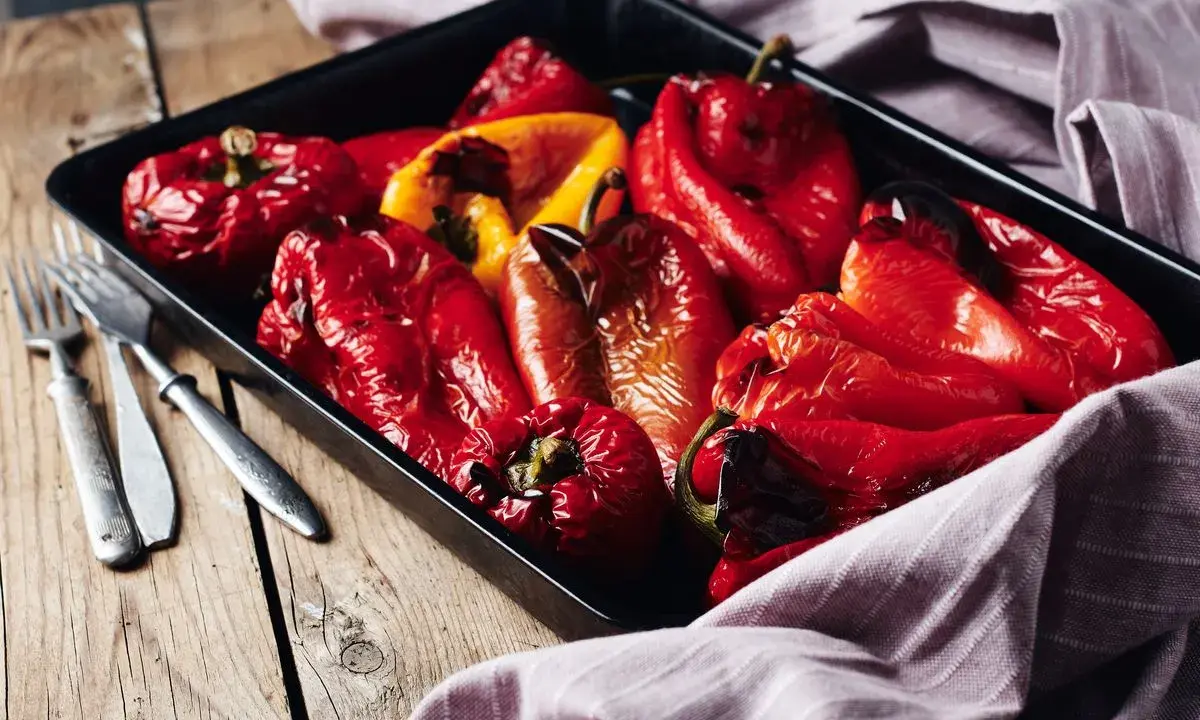 Peperoni al forno, succosi e leggermente abbrustoliti, pronti per essere gustati.