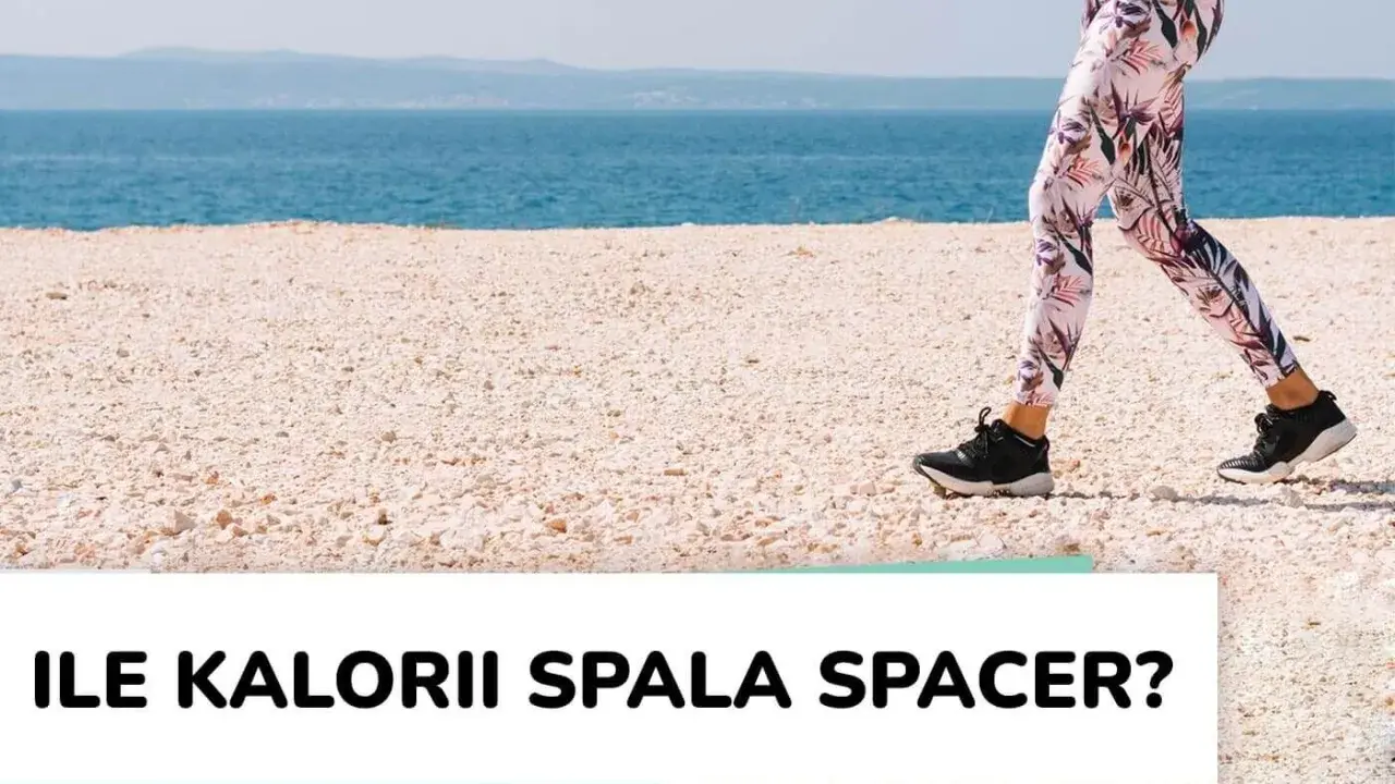 Spacer 6 km ile kalorii spala? Kobieta w kolorowych legginsach biegnie po plaży.