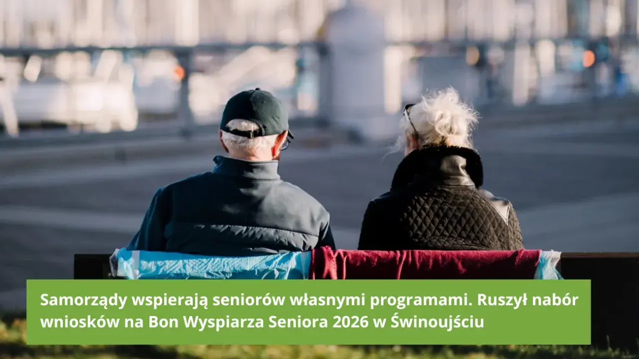 Seniorzy siedzą na ławce, zastanawiając się, czy będzie bon turystyczny dla seniora. Nabór na Bon Wyspiarza Seniora 2026 w Świnoujściu.