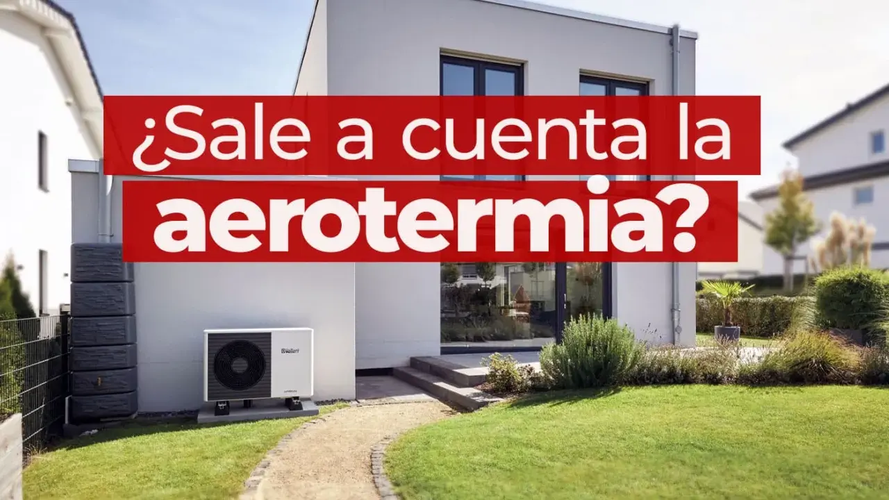 ¿Sale a cuenta la aerotermia? Una moderna casa con unidad exterior de aerotermia y jardín. Opiniones sobre eficiencia.