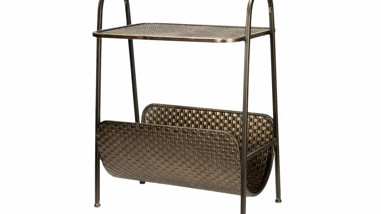Ett elegant brickbord i mässing med två hyllplan och en tidningshållare. Perfekt för att förvara dina favoritböcker och tidningar.