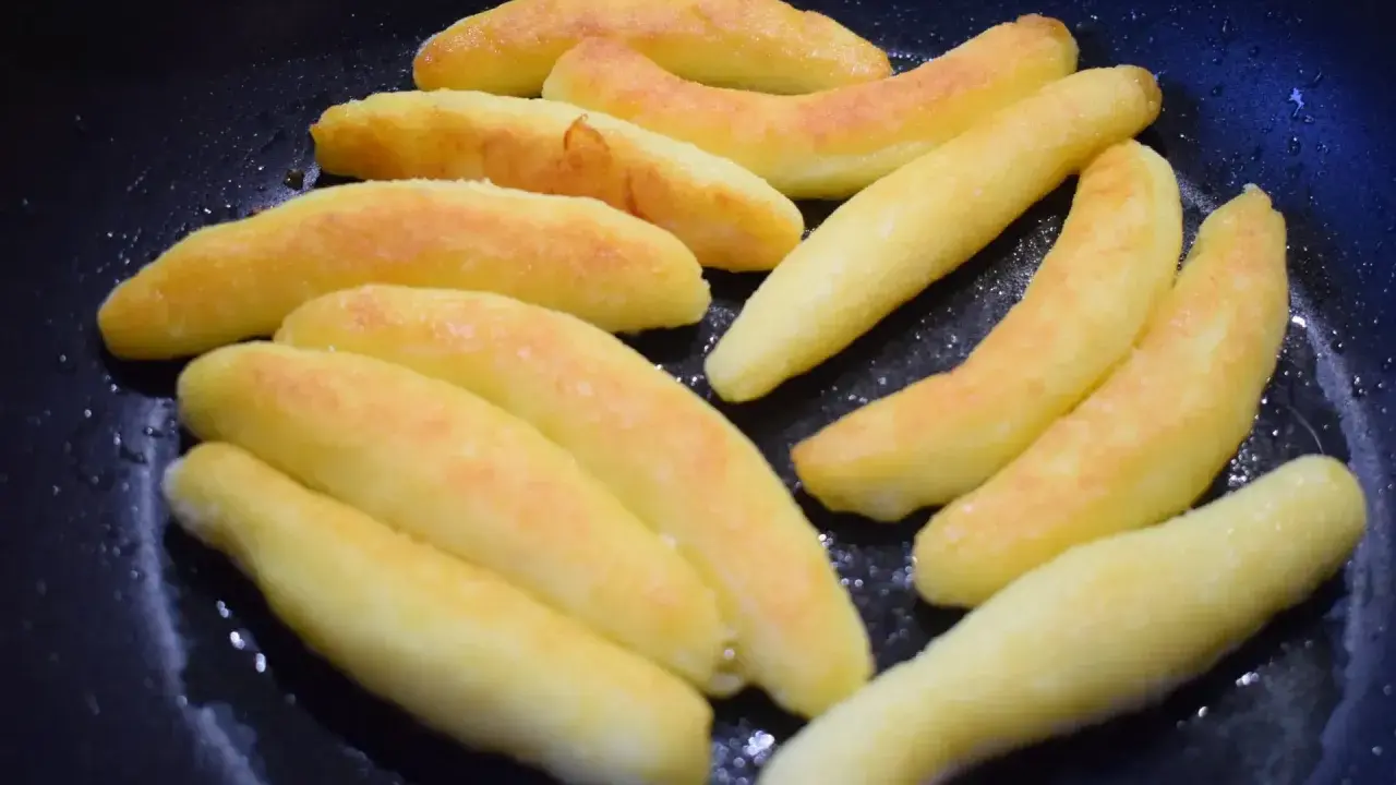 Goldbraune Schupfnudeln in der Pfanne, bereit zum Einfrieren für später.