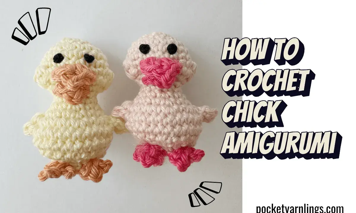Dos adorables pollitos amigurumi tejidos a crochet, uno amarillo y otro rosa. ¡Encuentra el pollito amigurumi patrón gratis para crear los tuyos!