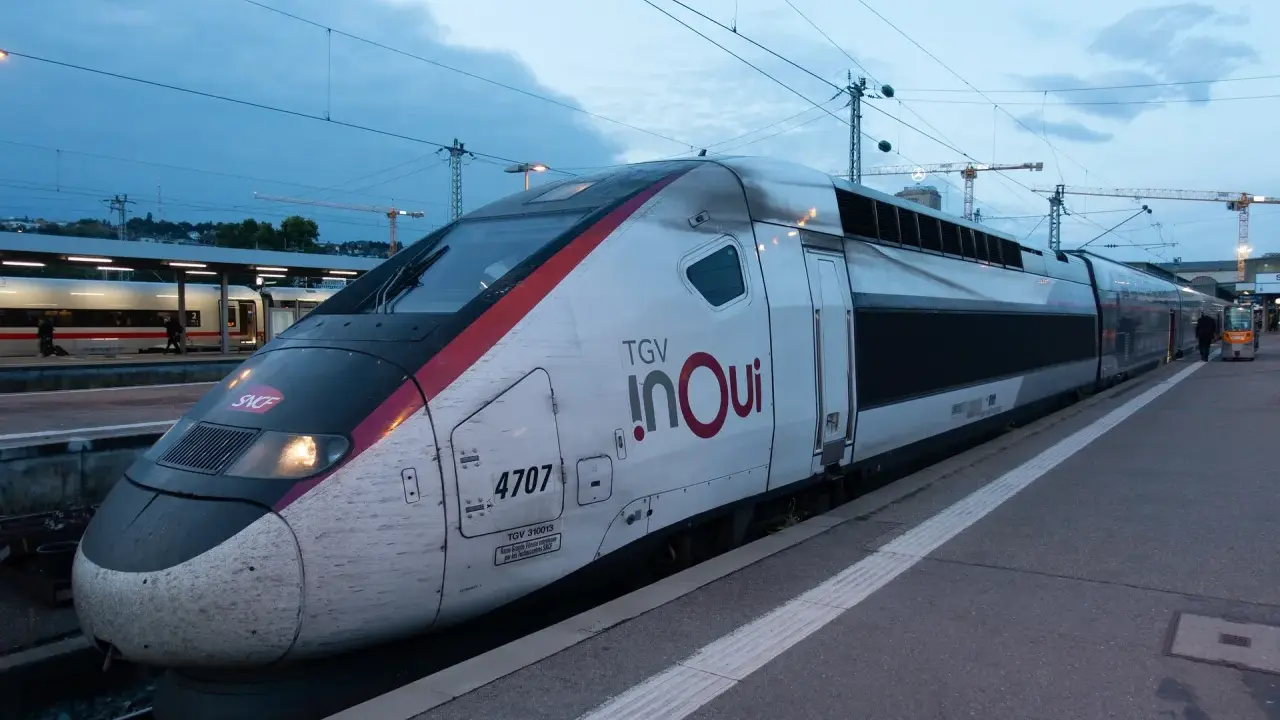 Ein TGV-Zug der SNCF in Frankreich, bereit zur Abfahrt.