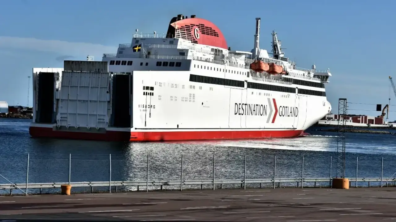 Färjan "Destination Gotland" lämnar hamnen. Resan till Gotland tar cirka 3 timmar.
