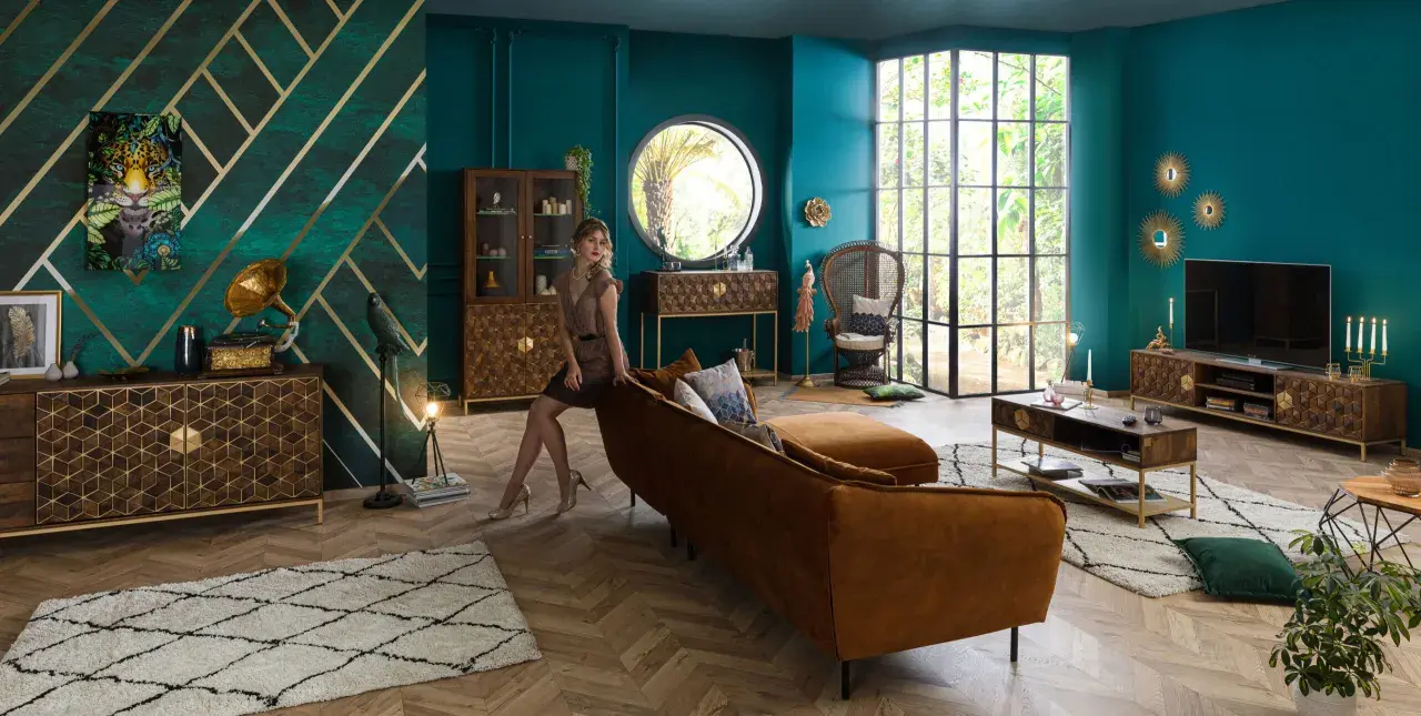 Elegante Art-déco-Innenarchitektur mit smaragdgrünen Wänden, geometrischen Mustern und luxuriösen Möbeln.