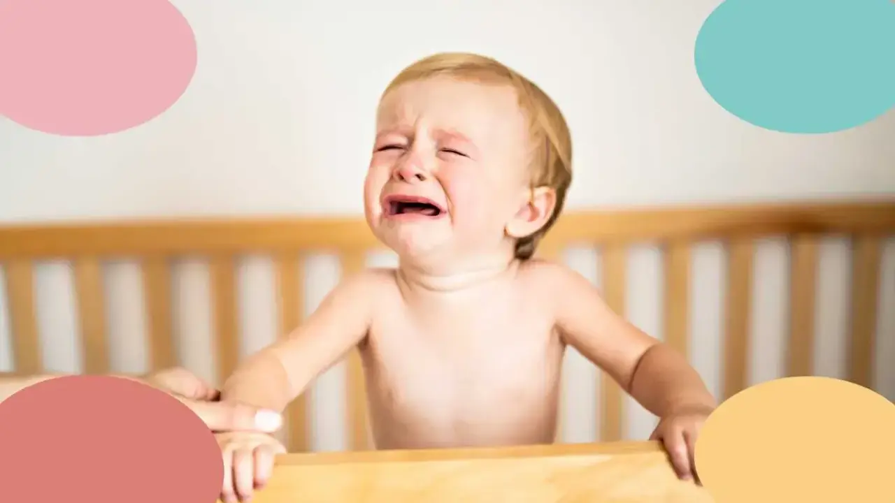 Un bebé de 11 meses llora desconsoladamente en su cuna. Parece que el sueño no llega y está muy molesto.