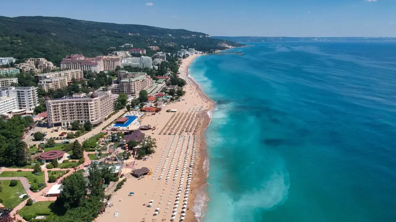 Bułgaria, Złote Piaski: widok z lotu ptaka na szeroką plażę z leżakami, hotele i park rozrywki. Idealne miejsce na wakacje!