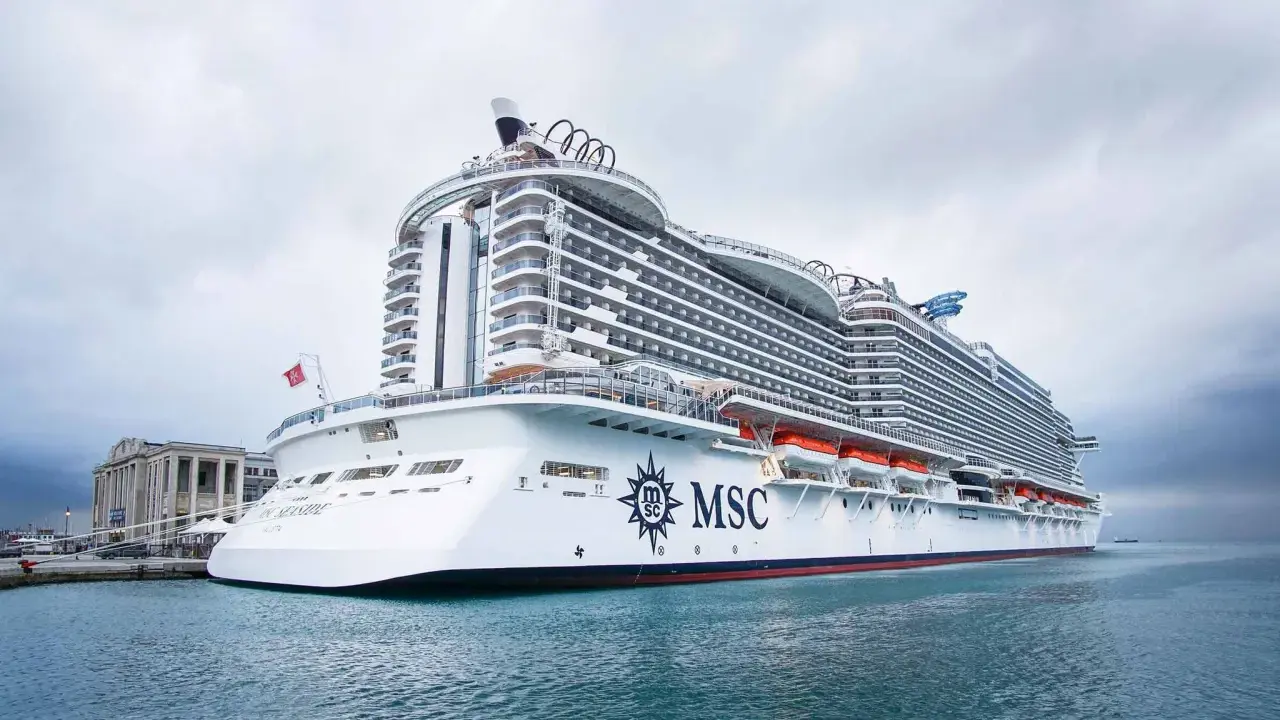 MSC Seaside, un gigante del mare, attracca in porto. Le sue dimensioni imponenti dominano lo skyline.
