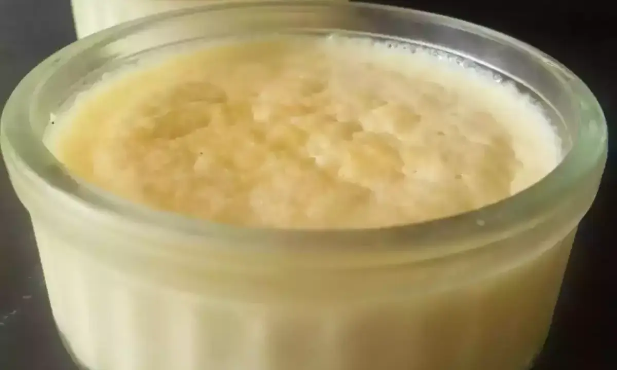 Deux ramequins de semoule au lait, un dessert crémeux et réconfortant, prêts à être dégustés.