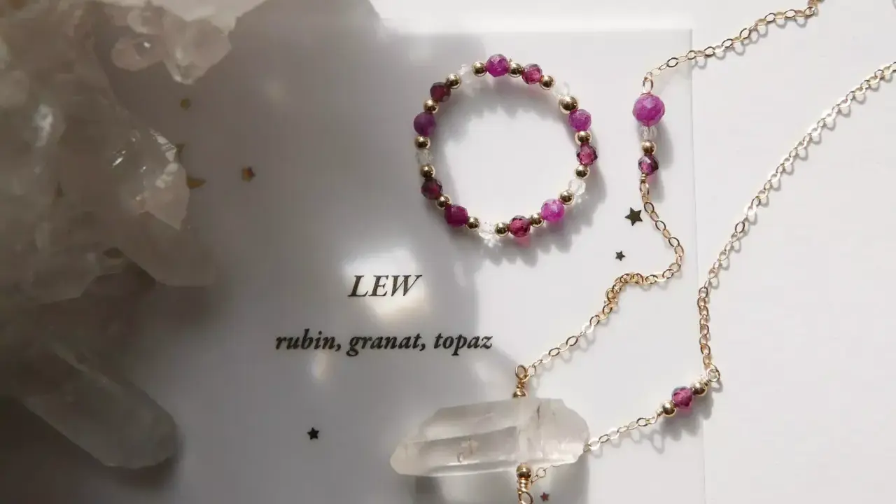 Biżuteria dla Lwa: rubin, granat, topaz. Delikatny naszyjnik i bransoletka z kryształem górskim.