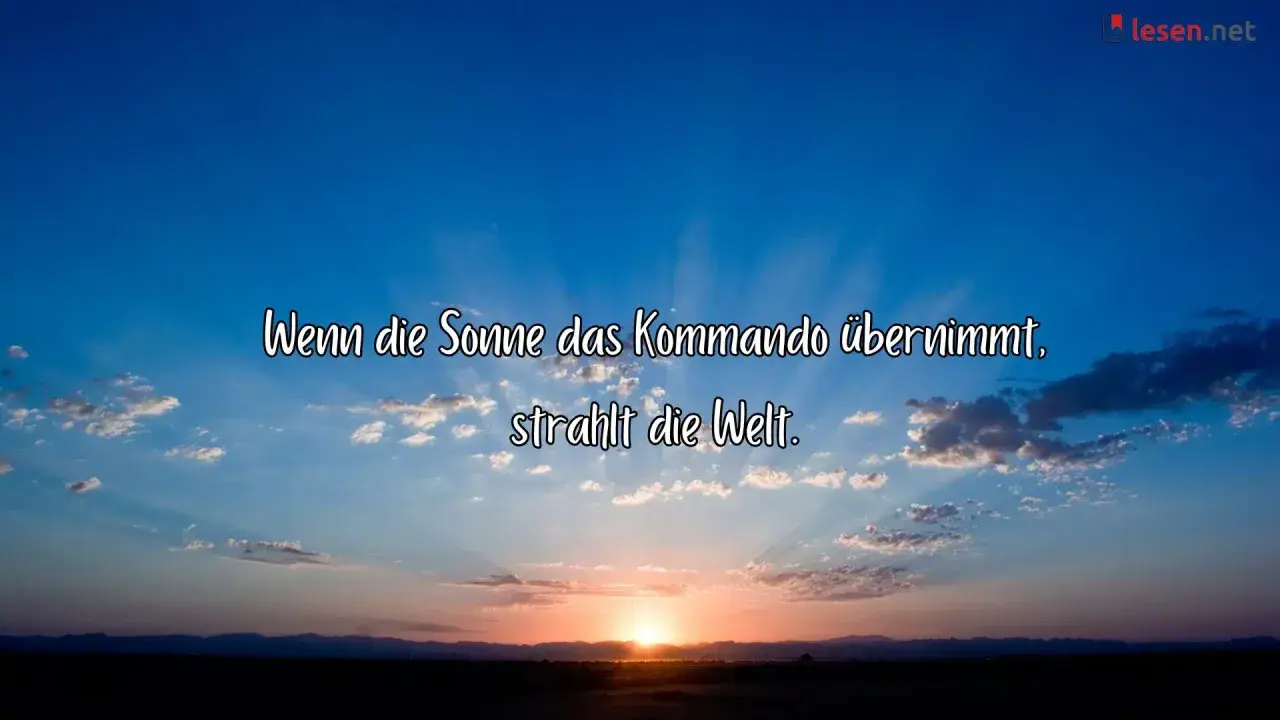 Sonnenuntergang mit Strahlen, die sich über den Himmel ziehen. Ein friedlicher Platz an der Sonne, wo die Welt erstrahlt.