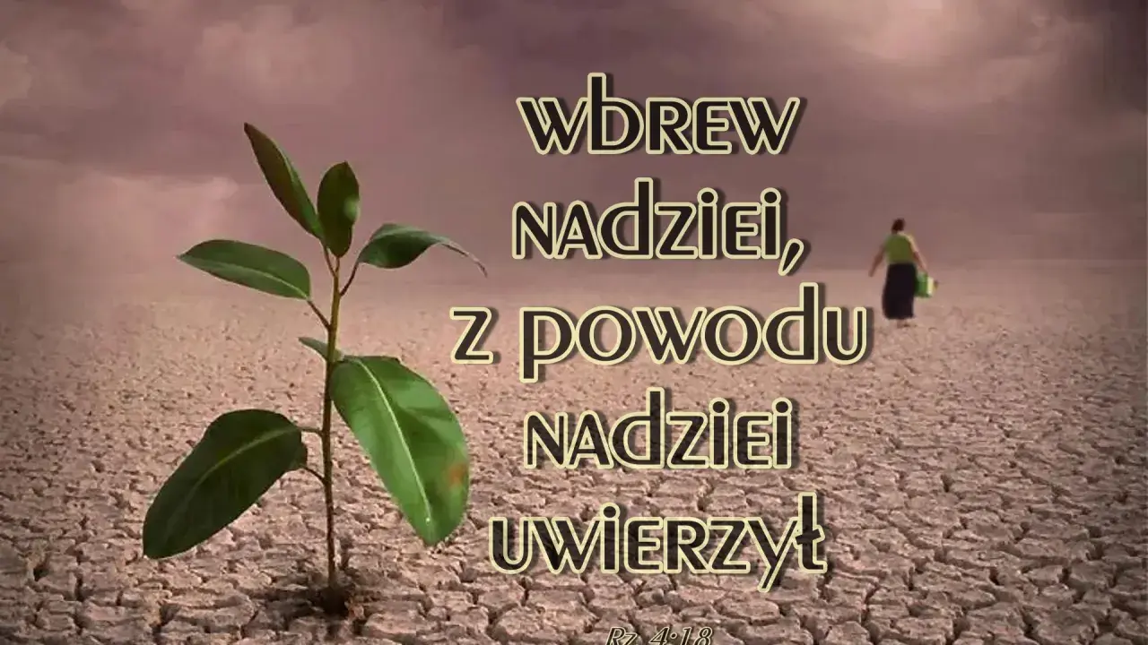 Młoda roślinka wyrasta z suchej ziemi, symbolizując nadzieję wbrew wszelkim przeciwnościom. Kobieta w oddali idzie przez pustynię, jakby wbrew logice, w tej **delulu** wierze.
