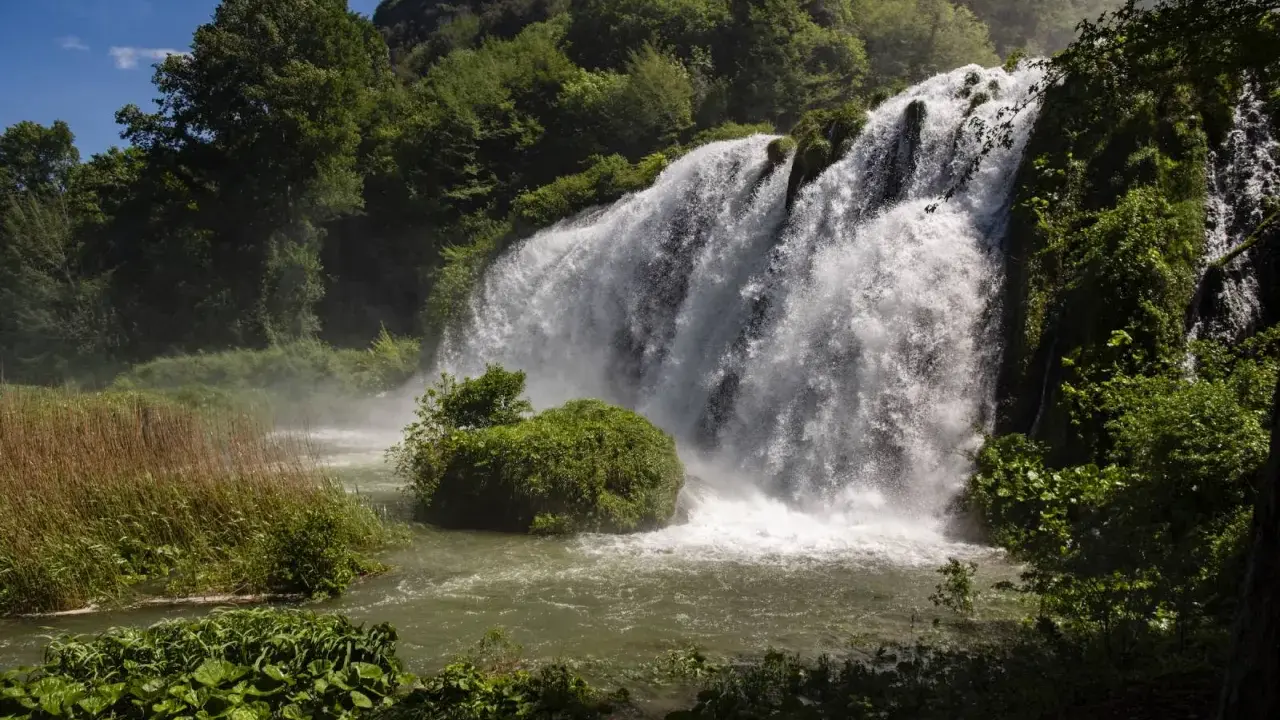 Cascata maestosa, un vero spettacolo per chi ama i sentieri tra le cascate più belle. Vegetazione lussureggiante e acqua impetuosa.