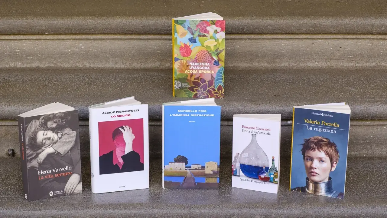Libri in mostra, tra cui "La vita sempre" e "La ragazzina", candidati ai premi letterari più importanti.