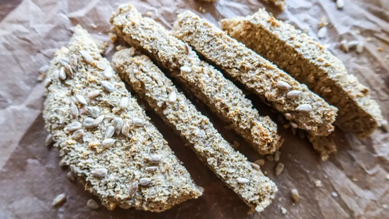 Glutenfria brödpinnar med solrosfrön, perfekta att baka själv.
