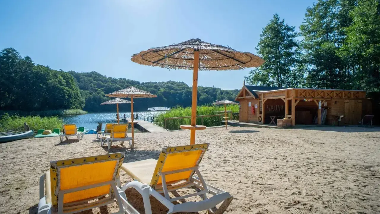 Piękna plaża z leżakami i parasolami, drewniana sauna i jezioro. Idealne miejsce na relaks, to najlepsza agroturystyka w Polsce.