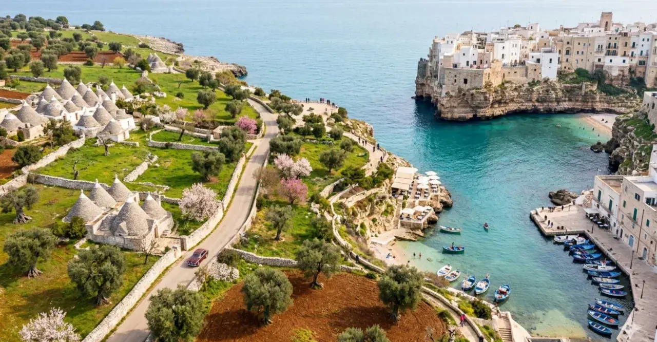 Un tour Puglia 3 giorni tra trulli, ulivi e il mare cristallino di Polignano a Mare.