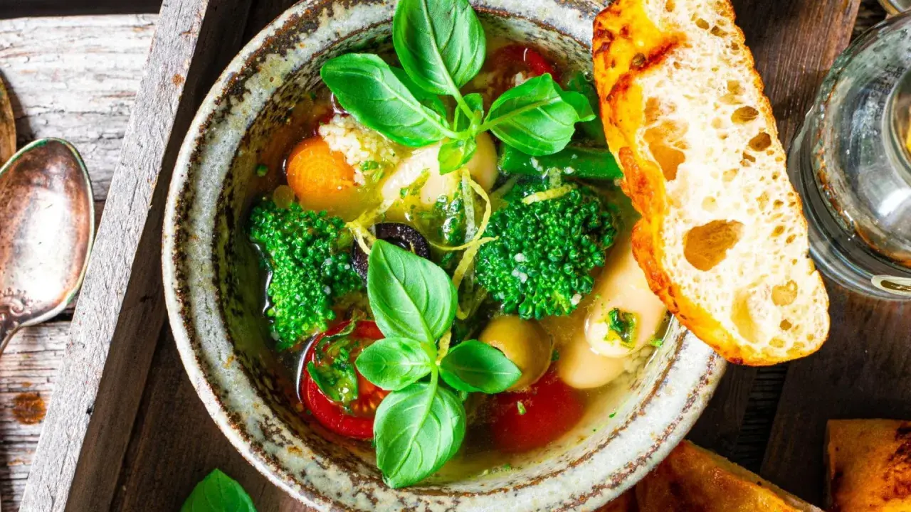 Herzhaftes Minestrone Rezept mit frischem Gemüse, Kräutern und knusprigem Brot.