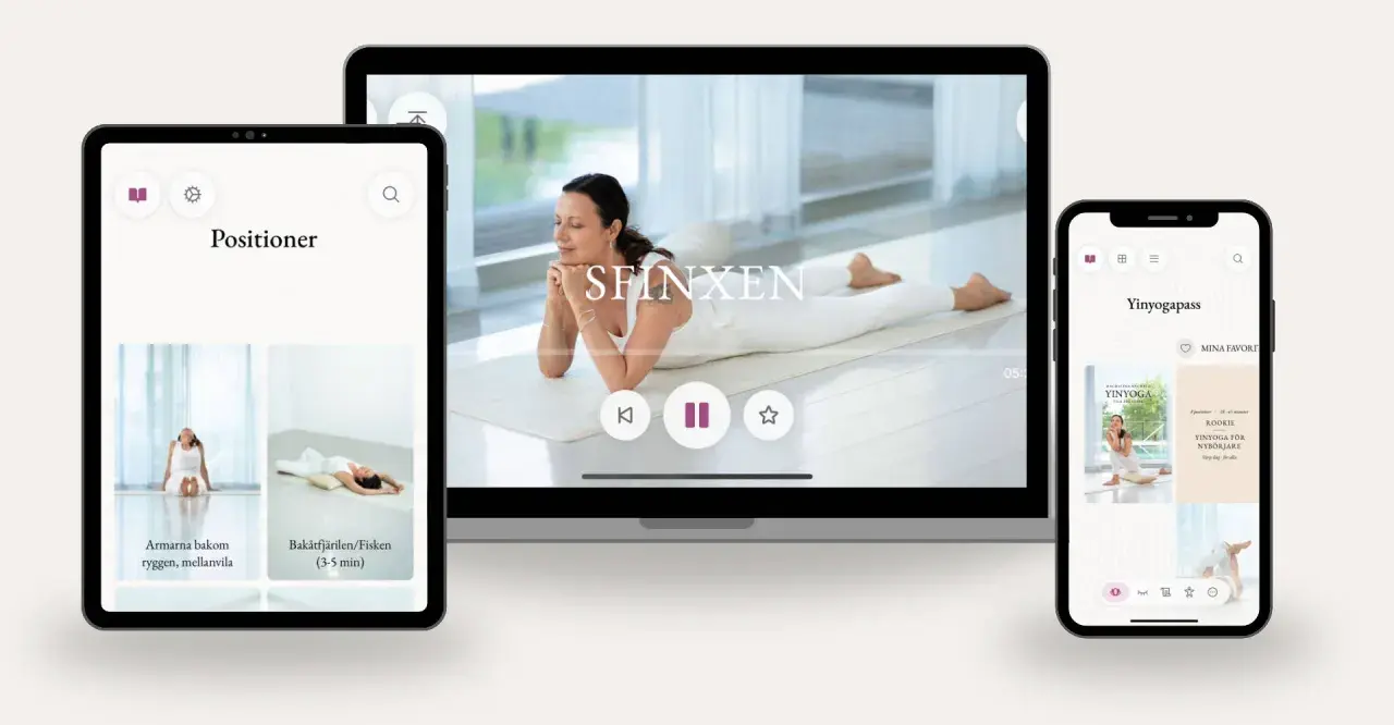 En kvinna utför morgon yoga på en matta. Skärmar visar yogaövningar och pass.