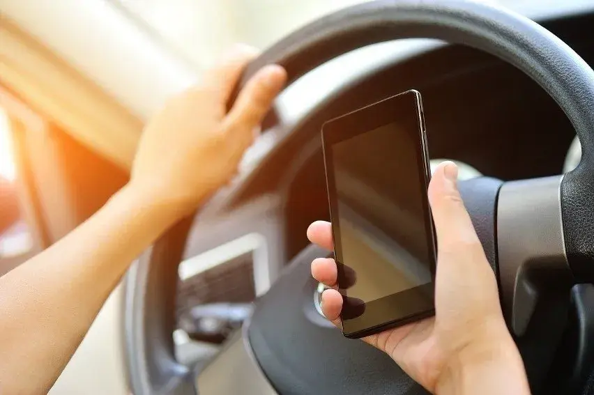 Telefon za kierownicą: 500 zł, 12 pkt. karnych? Uniknij kary!