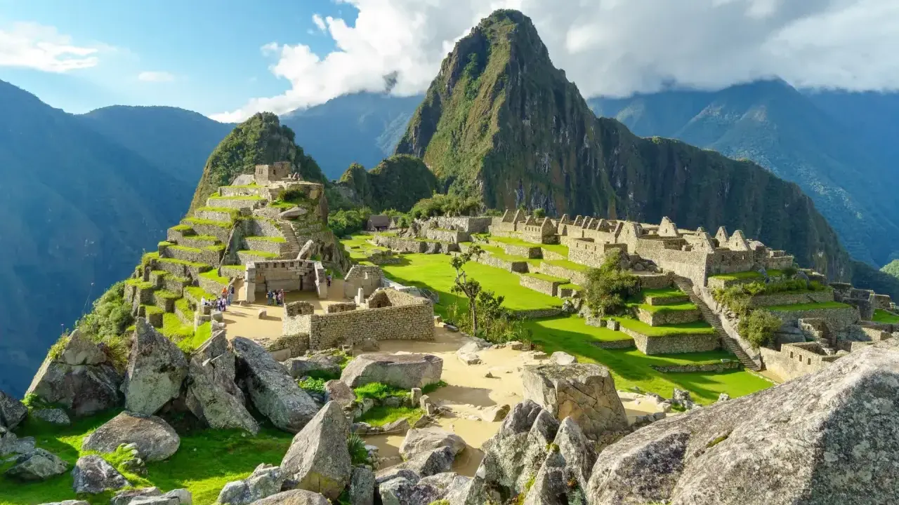 Machu Picchu, jedna z największych atrakcji Ameryki Południowej, wznosi się na tle gór.