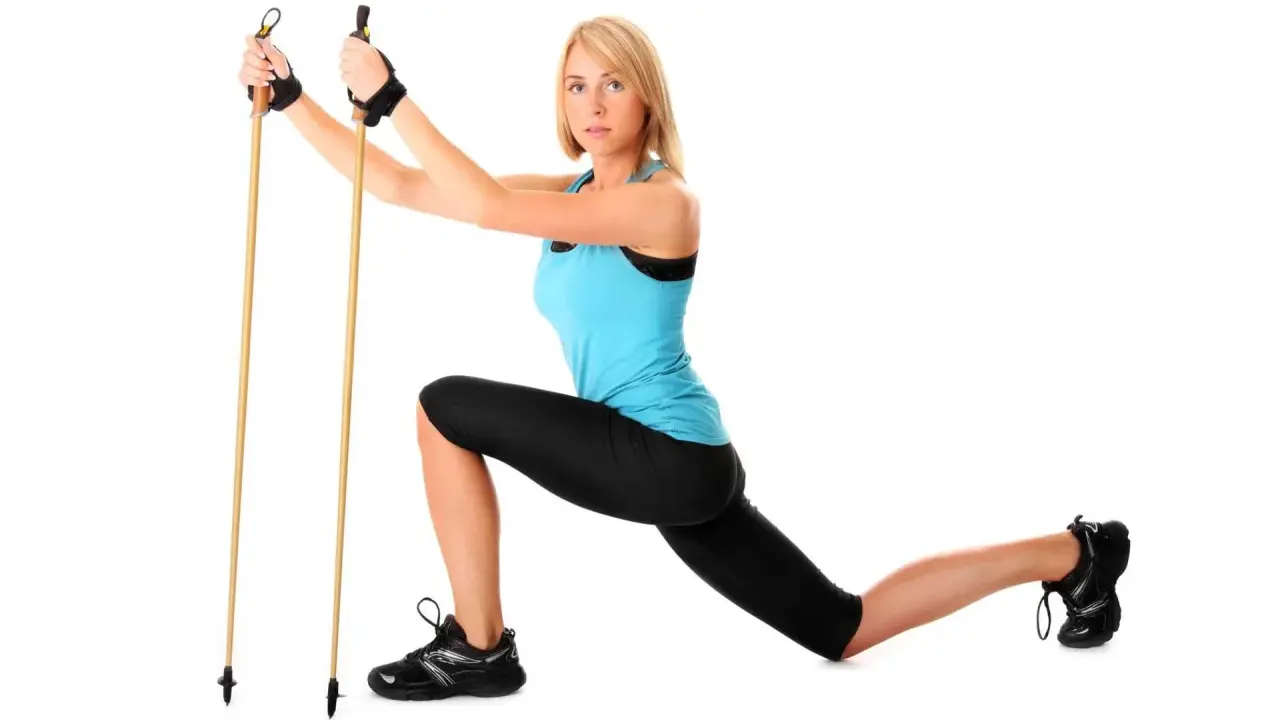 Kobieta w stroju sportowym demonstruje ćwiczenie z kijkami do nordic walking, pokazując, jak ustawić kijki do nordic walking.