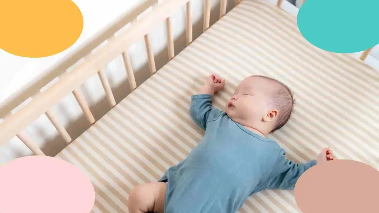 Un bebé de 1 mes duerme plácidamente en su cuna. Descubre cómo dormir a un bebé de 1 mes con estos consejos.