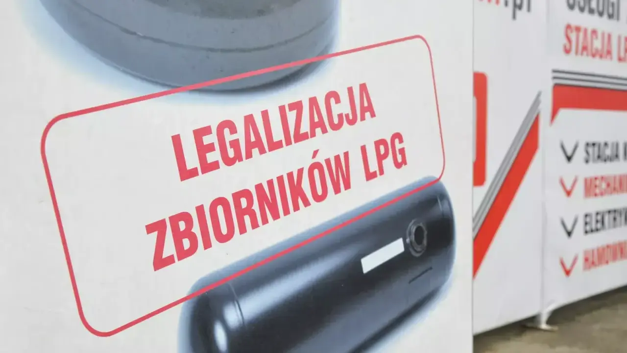 Zbiornik LPG z napisem "Legalizacja zbiorników LPG" na tle innego zbiornika.