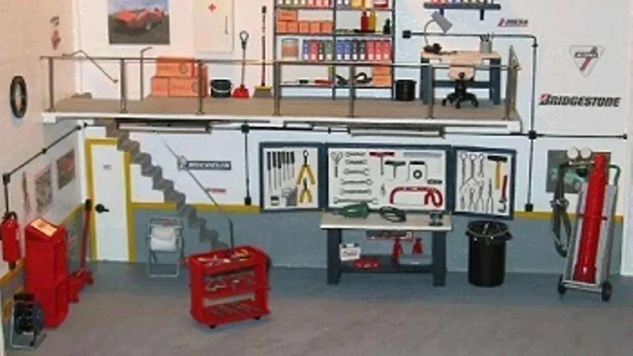 Un taller listo para organizar. Herramientas, estanterías y un coche en miniatura.
